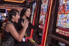 Antarmuka aplikasi maxwin188 menampilkan menu utama dengan pilihan taruhan olahraga Liga 1, kasino dealer langsung, dan slot Aviator